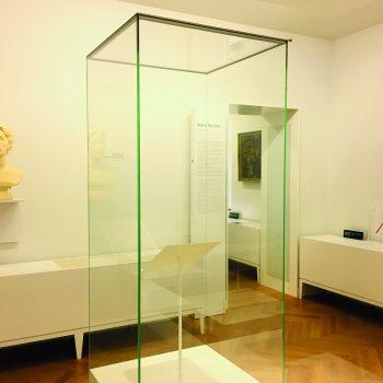 Foto: Der Taktstock in der Dauerausstellung mit einer Büste Cosima Wagners