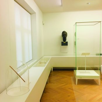 Foto: Der Taktstock in der Dauerausstellung mit einer Büste Friedrich Nietzsches