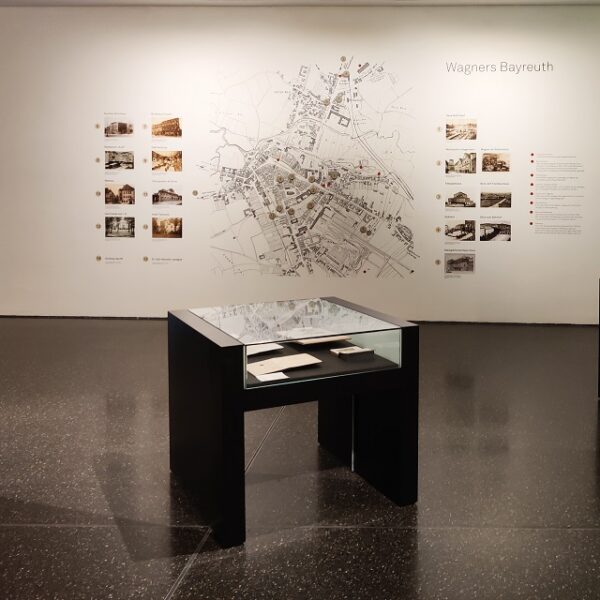 Sonderausstellungsfläche Richard Wagner Museum. Im Bild eine der Vitrinen sowie die Wandkarte "Wagners Bayreuth"; Nationalarchiv der Richard-Wagner-Stiftung, Bayreuth