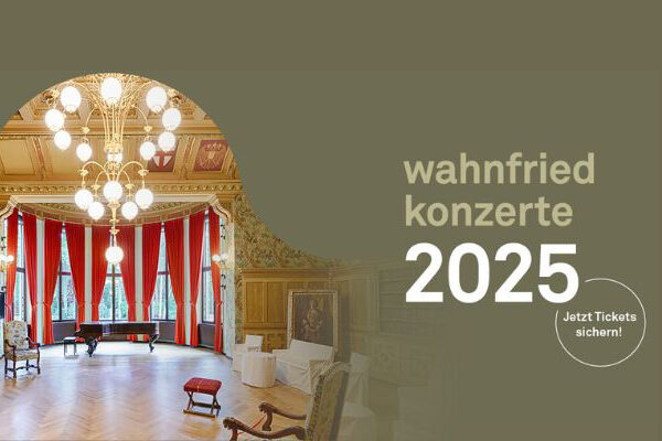 Ansicht des Key-visuals zu den wanfried-Konzerten. Man sieht den saal von Haus Wahnfried sowie den Schriftzug: Wahnfried-Konzerte 2025