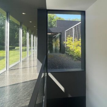 Ausschnit der verglasten Fensterfront und verschiedenen Perspektiven im Museumsneubau des Richard wagner Museums