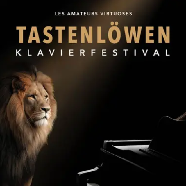 Tasten-Löwen: Eine Löwin blickt auf ein schwarzes Klavier vor schjwarzem Hintergrund.