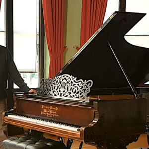Foto: Museumsdirektor Dr. Sven Friedrich vor Richard Wagners Steinway-Flügel, 2020