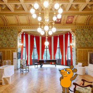 Saal Haus Wahnfried mit winkender Maus aus "Die Sendung mit der Maus"