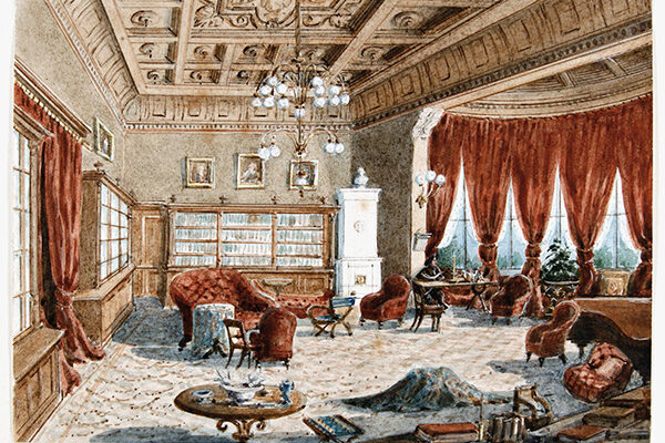 Das Bild zeigt den Saal von Haus Wahnfried mit Bibliothek, großem Leuchter, Mobiliar und Flügel, anmutend wie ein Wohnzimmer.