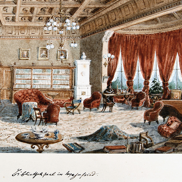 Das Bild zeigt den Saal von Haus Wahnfried mit Bibliothek, großem Leuchter, Mobiliar und Flügel, anmutend wie ein Wohnzimmer. Unter dem Bild steht "Wohnzimmer