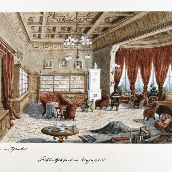 Das Bild zeigt den Saal von Haus Wahnfried mit Bibliothek, großem Leuchter, Mobiliar und Flügel, anmutend wie ein Wohnzimmer.