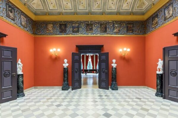 Halle von Haus wahnfried muit geöffneten Flügeltüren und Blick in den Saal.