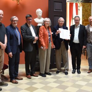 Gruppenbild bei der Übergabe der Anerkennungsurkunde inm Haus Wahnfried