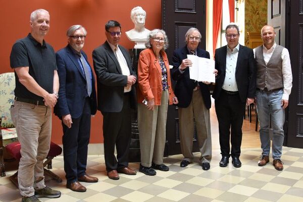 Gruppenbild bei der Übergabe der Anerkennungsurkunde inm Haus Wahnfried