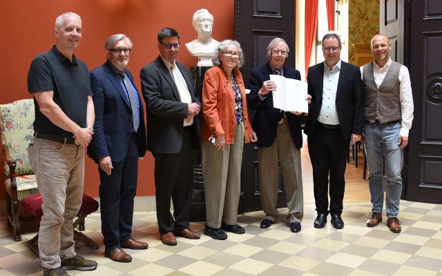 Gruppenbild bei der Übergabe der Anerkennungsurkunde inm Haus Wahnfried