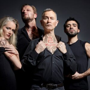 Mike Svoboda Quartet - Foto des Ensembles, eine weibliche Person und drei männliche, mittig eine Person, die ein Tatoo-ähnliche Aufschrift auf dem Dekollete zeigt: "Do you love Wagner"