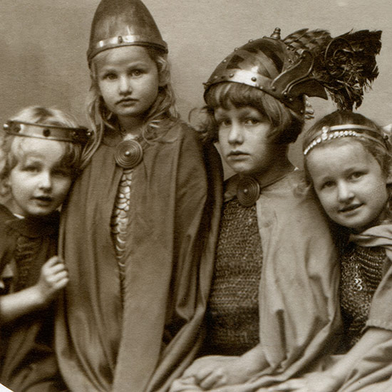 Foto: Die Kinder von Winifred Wagner kostümiert, 1924