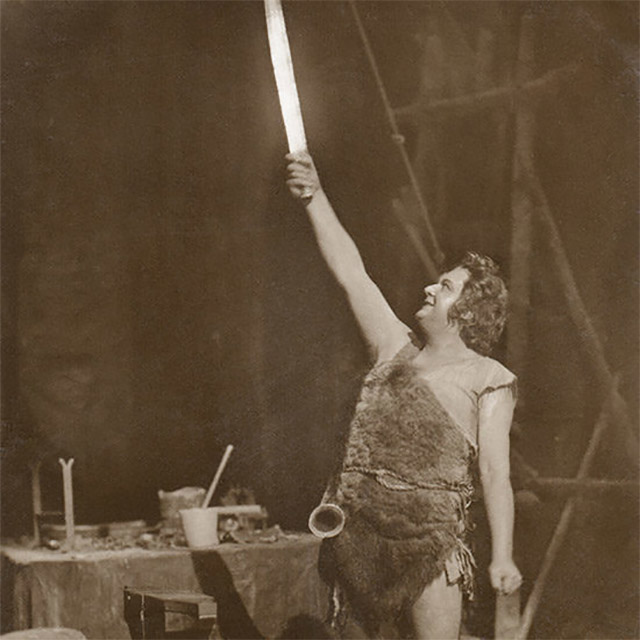 Foto: Die Figur Siegfried in Fell gekleidet mit Schwer