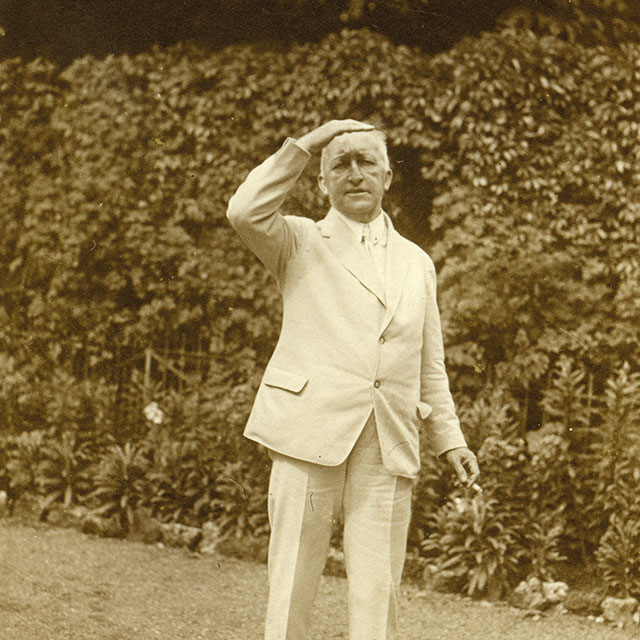 Foto: Siegfried Wagner, stehend im Garten, beschirmt sich die Augen mit der Hand, 1927 (Ausschnitt)