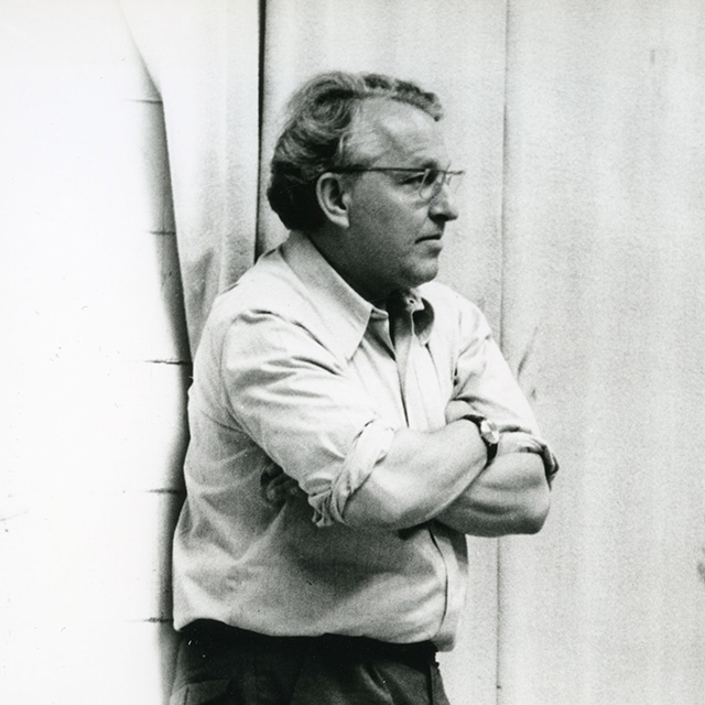 Foto: Wolfgang Wagner an einer Wand lehnend, um 1975 (Ausschnitt)