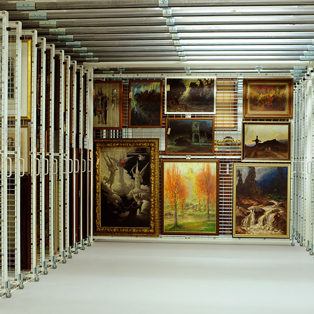 Foto eines Bilderzugs mit verschiedenen Ölgemälden im Depot des Museums