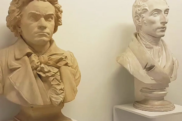 Foto: Büsten Ludwig van Beethovens und Carl Maria von Webers in Haus Wahnfried