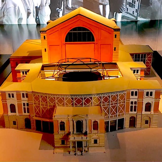 Foto: Modell des Bayreuther Festspielhauses