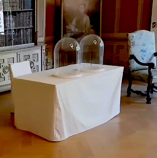 Foto: Originale und mit Hussen verhüllte Möbel im Saal von Haus Wahnfried