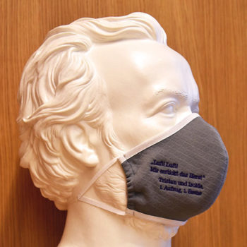 Foto: Skulptur Richard Wagners mit grauer Maske mit Tristan-Zitat, Oktober 2020