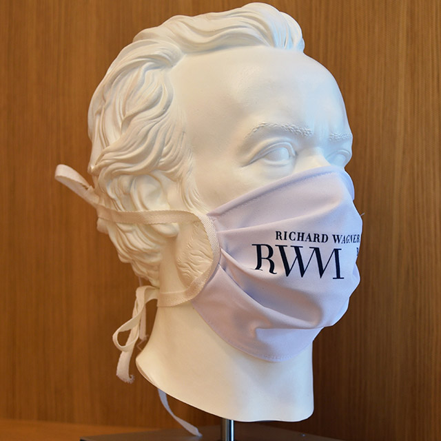 Foto: Skulptur Richard Wagners mit weißer Maske mit Logo des Richard Wagner Museums, Mai 2020