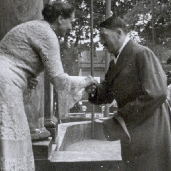 Foto: Winifred Wagner begrüßt Adolf Hitler