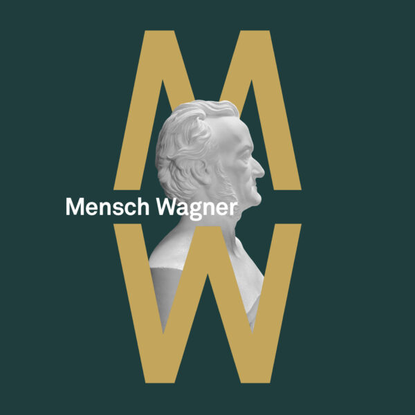 Ausstellungsmotiv zur Sonderausstellung Mensch Wagner 2023 im Richard Wagner Museum: Das Bild zeigt eine weiße Wagner-Büste im Profil auf tannengrünem Hintergrund, oben und unten umschlossen von den beiden Buchstaben M und W in ockergelb, auf der linken Seite mittig darauf der Ausstellungstitel Mensch Wagner in weiß