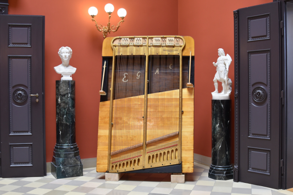 „Gralsglocken-Klavier“ in der Halle von Haus Wahnfried