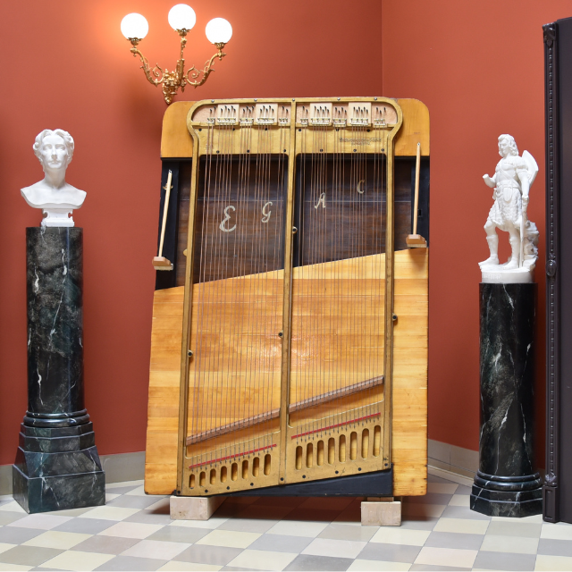 „Gralsglocken-Klavier“ in der Halle von Haus Wahnfried