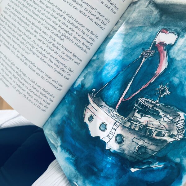 Es ist die Doppelseite eines Buches zu sehen. Auf der einen Seite Geschriebenes , auf der anderen Seite das Gemälde eines Schiffs inmitten von Wellen.